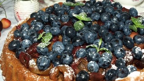 пирог с черешней, голубикой и десертным вином