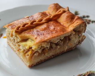 Пирог с капустой, луком-пореем и яйцом
