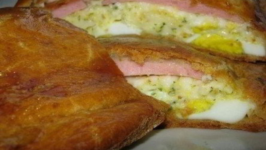 Рецепт пирога с плавлеными сырками, колбасой и яйцом