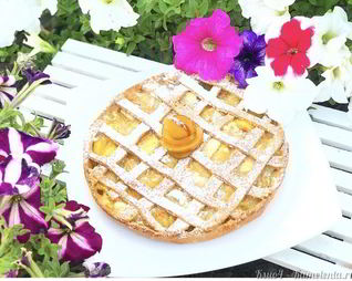 Пирог со сливами, яблоками и персиками