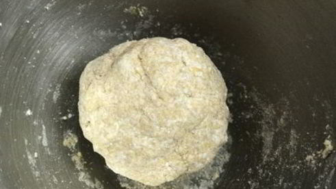 пирог со сливами, яблоками и персиками