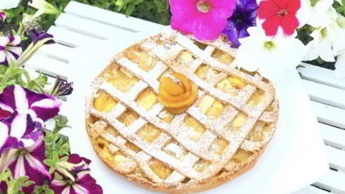 пирог со сливами, яблоками и персиками