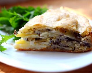 Слоеный пирог с картошкой и голубым сыром