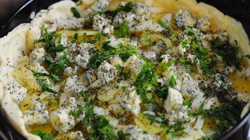 слоеный пирог с картошкой и голубым сыром