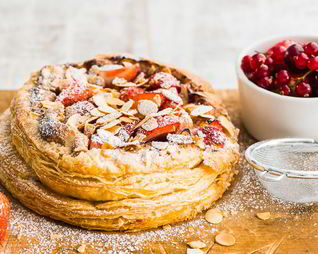 Слоеный пирог с клубникой