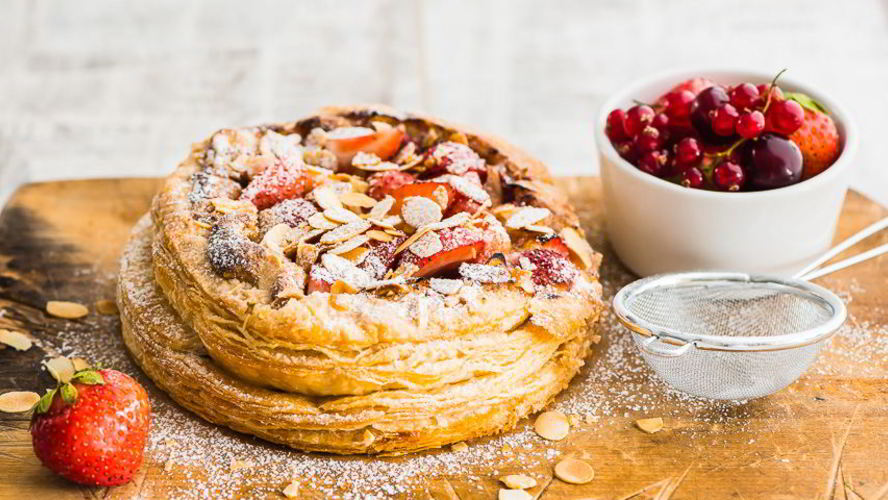 Рецепт слоеного пирога с клубникой