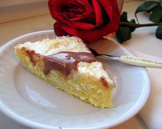 Слоеный пирог с творогом и сладкой заливкой