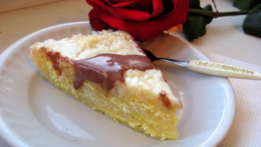 Рецепт слоеного пирога с творогом и сладкой заливкой