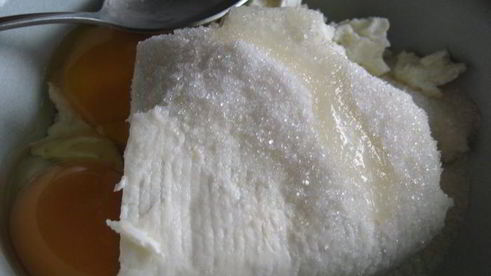 слоеный пирог с творогом и сладкой заливкой