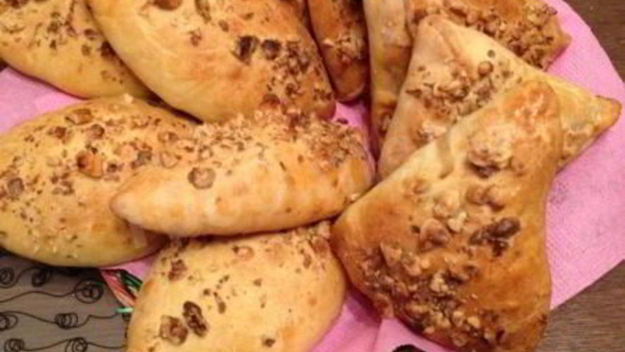 Рецепт бездрожжевых пирожков в духовке на кефире с яблоками