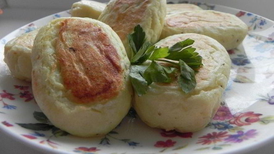 Рецепт картофельно-творожных пирожки с зеленью и яйцом