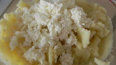 картофельно-творожные пирожки с зеленью и яйцом