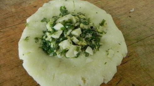 картофельно-творожные пирожки с зеленью и яйцом