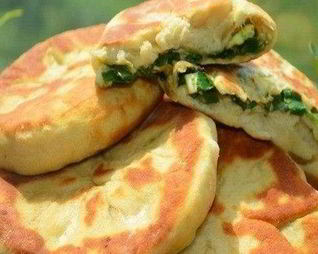 Мягкие пирожки на кефире с луком и яйцом