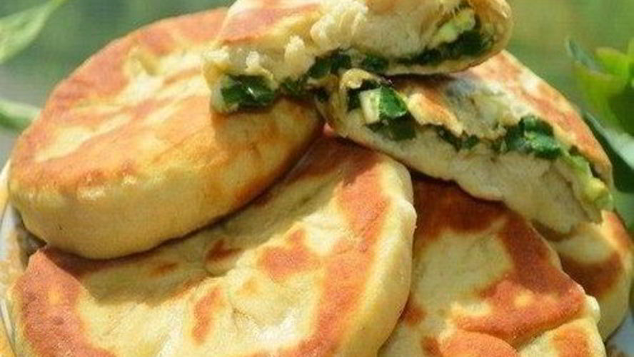 Рецепт мягких пирожков на кефире с луком и яйцом