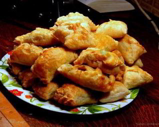 Пирожки из слоеного теста с грибами луком, капустой и яйцом