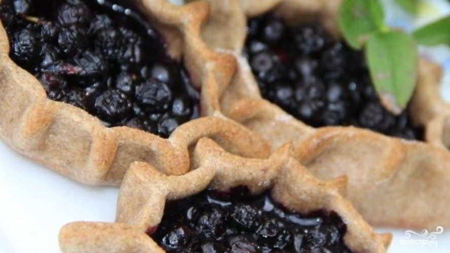 Рецепт пирожков с черникой из пресного теста