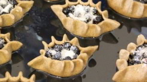 пирожки с черникой из пресного теста