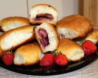 Пирожки с клубникой из дрожжевого теста в духовке