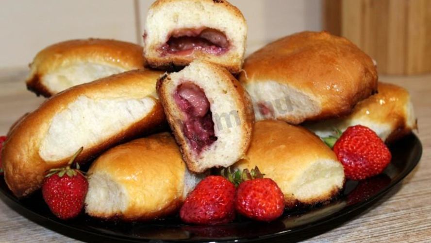 Рецепт пирожков с клубникой из дрожжевого теста в духовке