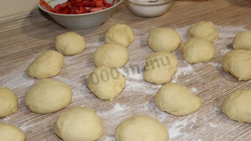 пирожки с клубникой из дрожжевого теста в духовке
