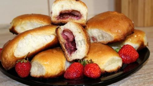 пирожки с клубникой из дрожжевого теста в духовке