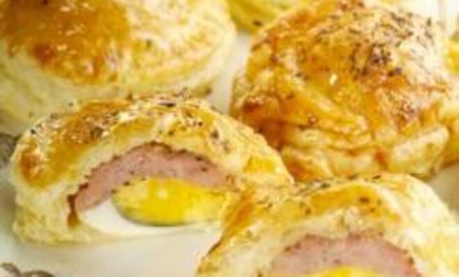 Пирожки с колбасой и яйцом
