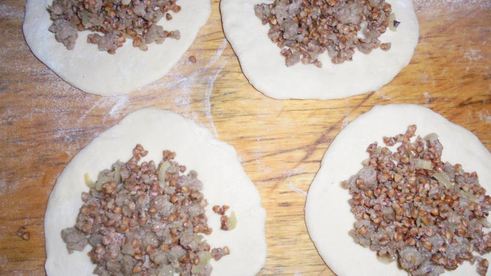 пирожки с мясом и гречневой кашей по-татарски