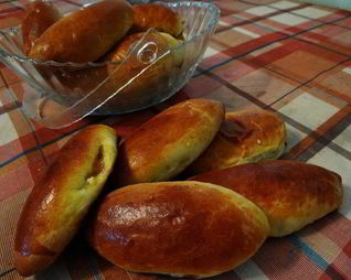 Сладкие печеные пирожки с абрикосами