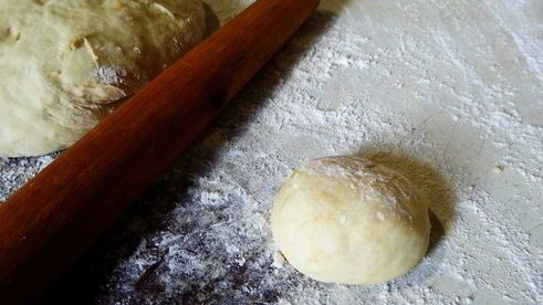 сладкие печеные пирожки с абрикосами