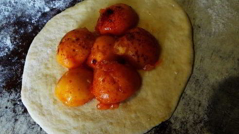 сладкие печеные пирожки с абрикосами