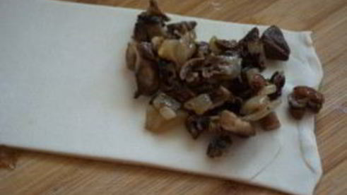 слоеные пирожки с грибами