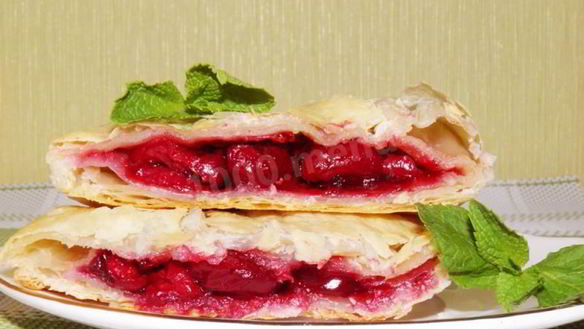 Рецепт Слоеных пирожков с вишней