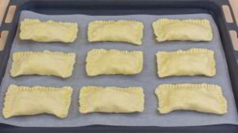 слоеные пирожки с яблоками