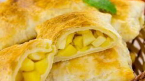 слоеные пирожки с яблоками