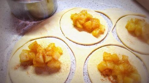 творожные пирожки с яблоком и корицей
