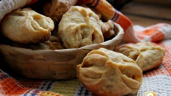 Рецепт Закусочных пирожков с колбасой и сыром