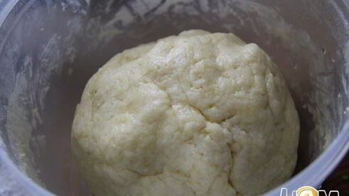 закусочные пирожки с колбасой и сыром