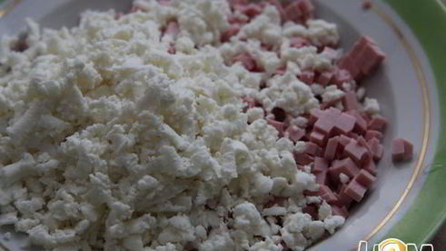 закусочные пирожки с колбасой и сыром