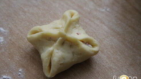 закусочные пирожки с колбасой и сыром