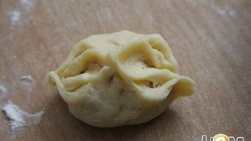 закусочные пирожки с колбасой и сыром