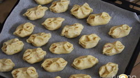 закусочные пирожки с колбасой и сыром