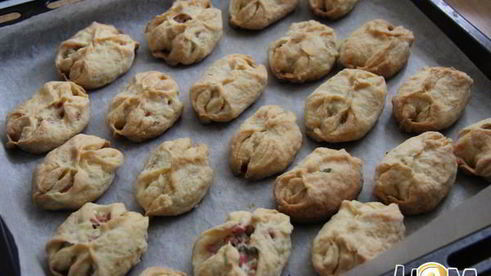 закусочные пирожки с колбасой и сыром