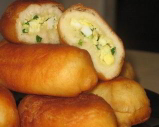 Жареные пирожки с начинкой из зеленого лука и яйца