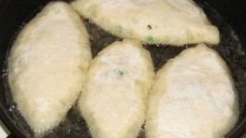 жареные пирожки с яйцом и луком