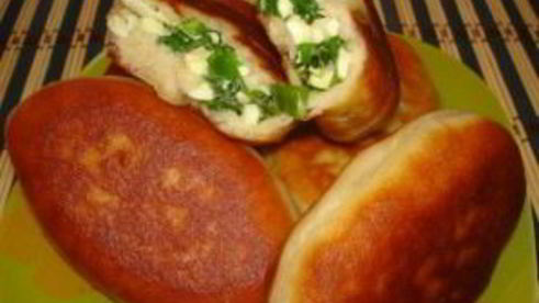 жареные пирожки с яйцом и луком