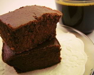 Легкий брауни с черносливом