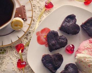 Шоколадные пирожные с вишней