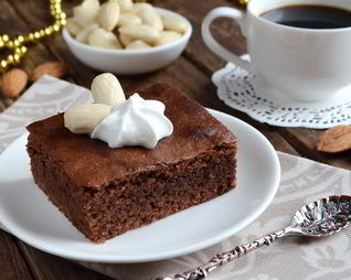 Шоколадные пирожные со вкусом миндаля