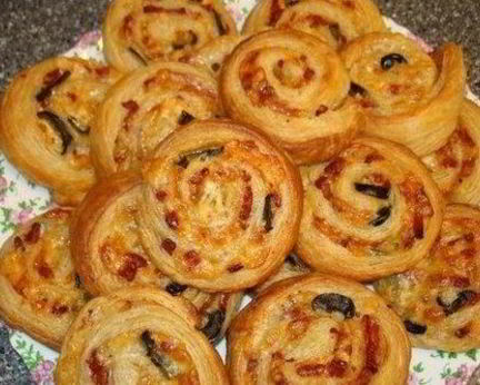 Мини-пиццы из слоеного теста с колбасой и солеными огурчиками